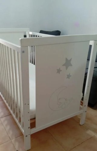 Cuna de madera blanca con osito