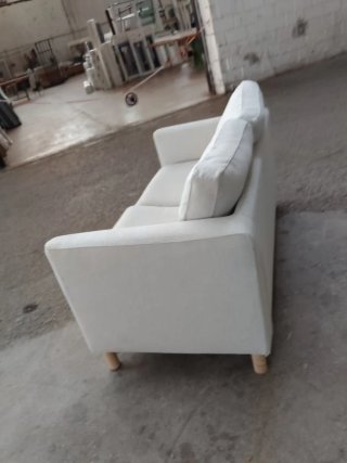 Divano bianco in pelle grigia moderna