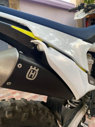 Husqvarna Enduro Moto Azul y Blanca