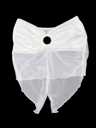 Top blanco con aro y volantes.
