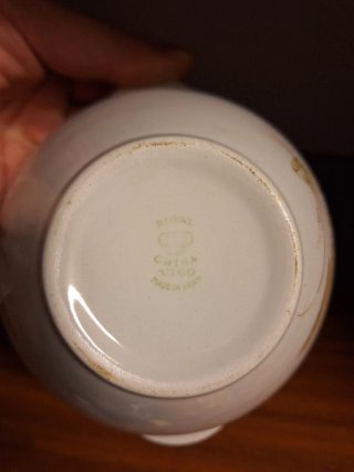 Juego de porcelana con detalles dorados