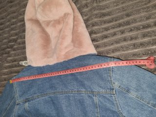 Chaqueta vaquera con capucha rosa