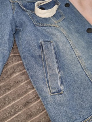 Chaqueta vaquera con capucha rosa