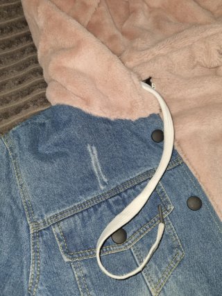 Chaqueta vaquera con capucha rosa