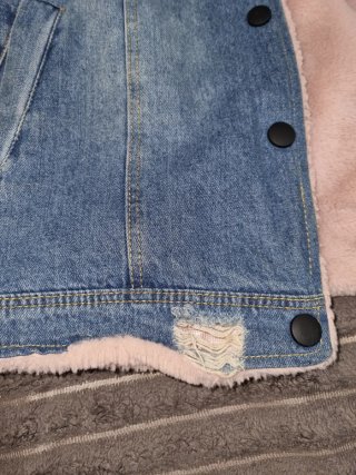 Chaqueta vaquera con capucha rosa
