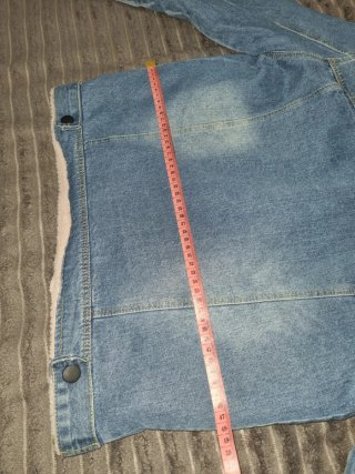 Chaqueta vaquera con capucha rosa