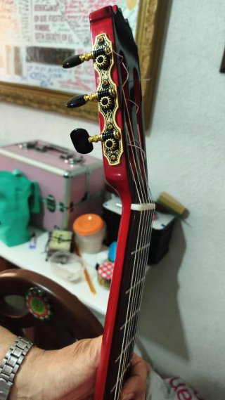 Guitarra flamenca roja