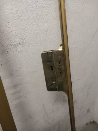 Cerradura de seguridad dorada