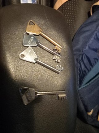 Cerradura de seguridad dorada