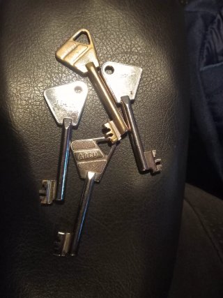 Cerradura de seguridad dorada