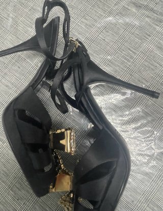 Sandalias Valentino Garavani con lazo pedrería