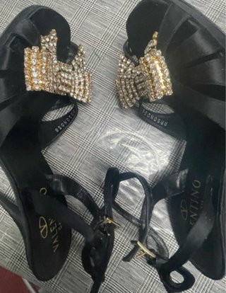 Sandalias Valentino Garavani con lazo pedrería