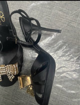 Sandalias Valentino Garavani con lazo pedrería
