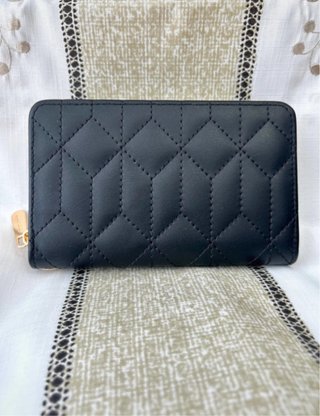 Elegante cartera acolchada negra