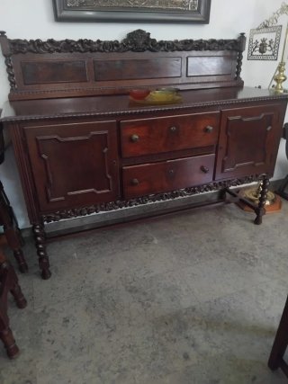 Mueble de madera estilo clásico