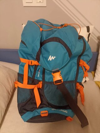 Mochila Quechua azul y naranja de 40l