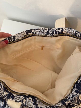 Bolsa de playa azul oscuro con estampado floral