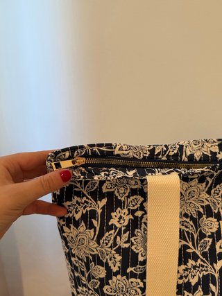 Bolsa de playa azul oscuro con estampado floral