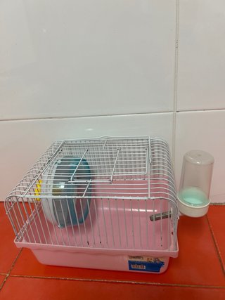 Jaula para hámster rosa y blanco