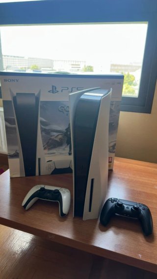 PS5 con caja, 2 mandos y poco uso