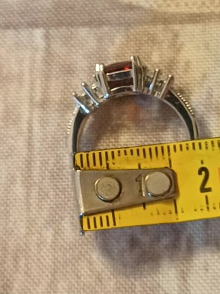 Anello con pietra rossa centrale e zirconi