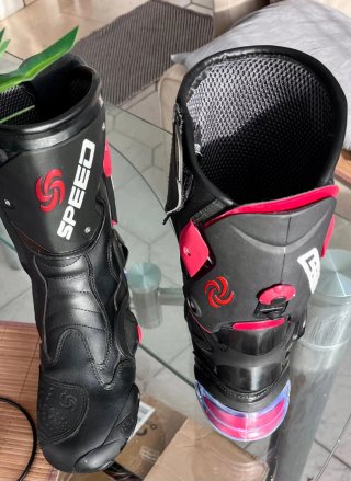 Botas de Moto Deportivas Negras y Rojas