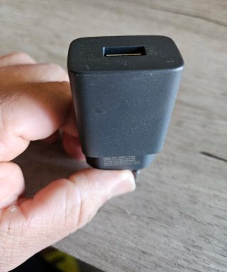 Hola      Cargador USB Negro