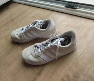 Zapatillas Adidas Beige y Blancas