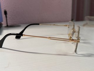 Gafas de sol sin montura doradas y negras
