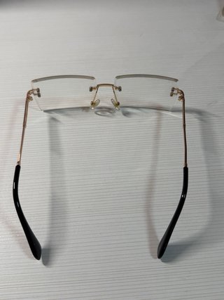 Gafas de sol sin montura doradas y negras