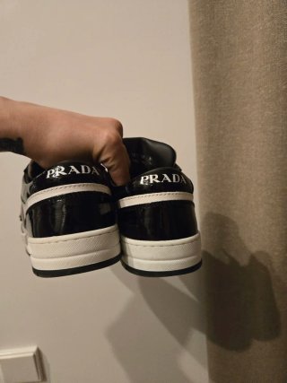 Zapatillas Prada Negras y Blancas