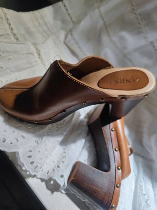 Zuecos de piel Zendra marrones