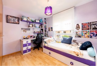 Dormitorio juvenil morado y blanco