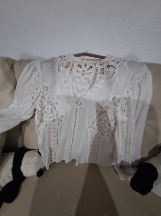 Blusa blanca con encaje