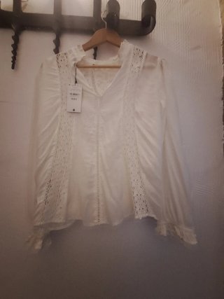 Blusa blanca con encaje
