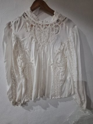 Blusa blanca con encaje