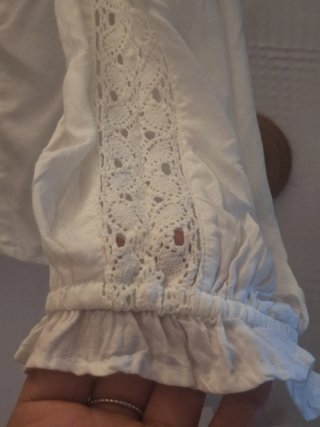 Blusa blanca con encaje