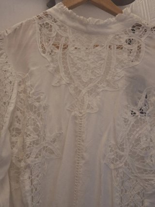 Blusa blanca con encaje