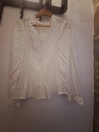 Blusa blanca con encaje