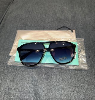 Gafas de sol aviador negras con cristal morado