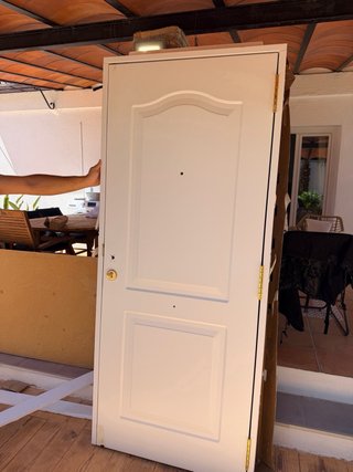 Puerta exterior blanca