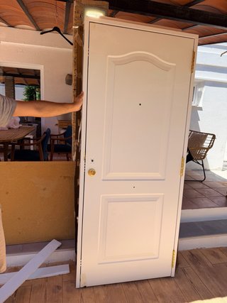 Puerta exterior blanca