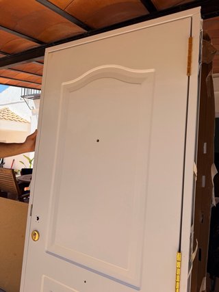 Puerta exterior blanca