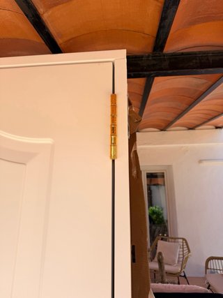 Puerta exterior blanca