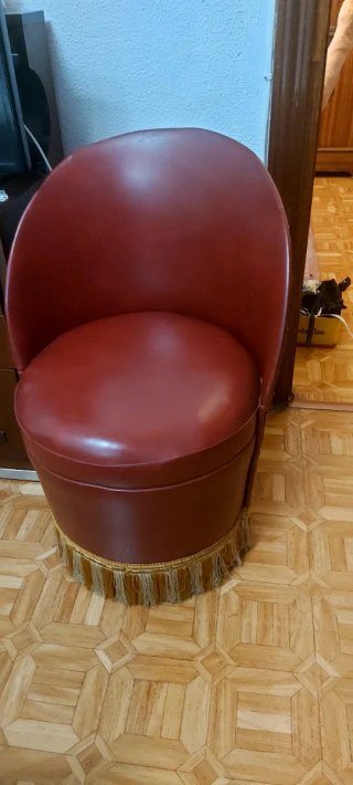 Butaca de dormitorio roja con flecos