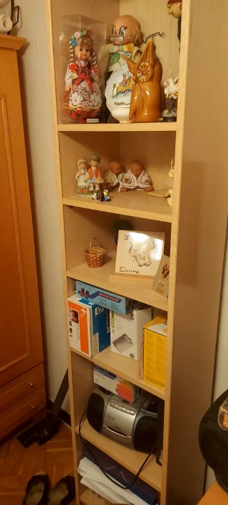 Estantería de madera y plástico