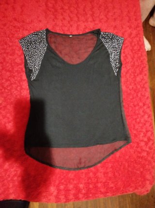 Blusa negra con pedrería