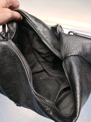 Bolso de piel negro usado pero en perfecto estado