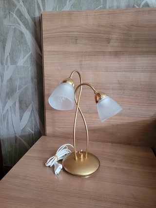 Lámpara de mesa dorada doble