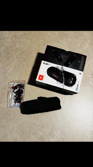 Altavoz Negro y Rojo